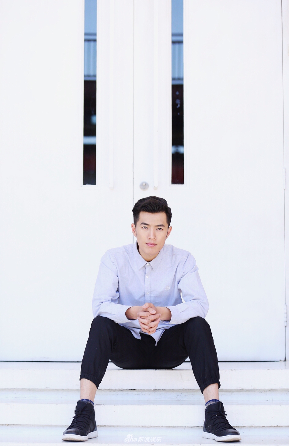 照片中,周帅身穿淡蓝色衬衫,搭配黑色九分裤,文艺又不失时尚帅气,满屏