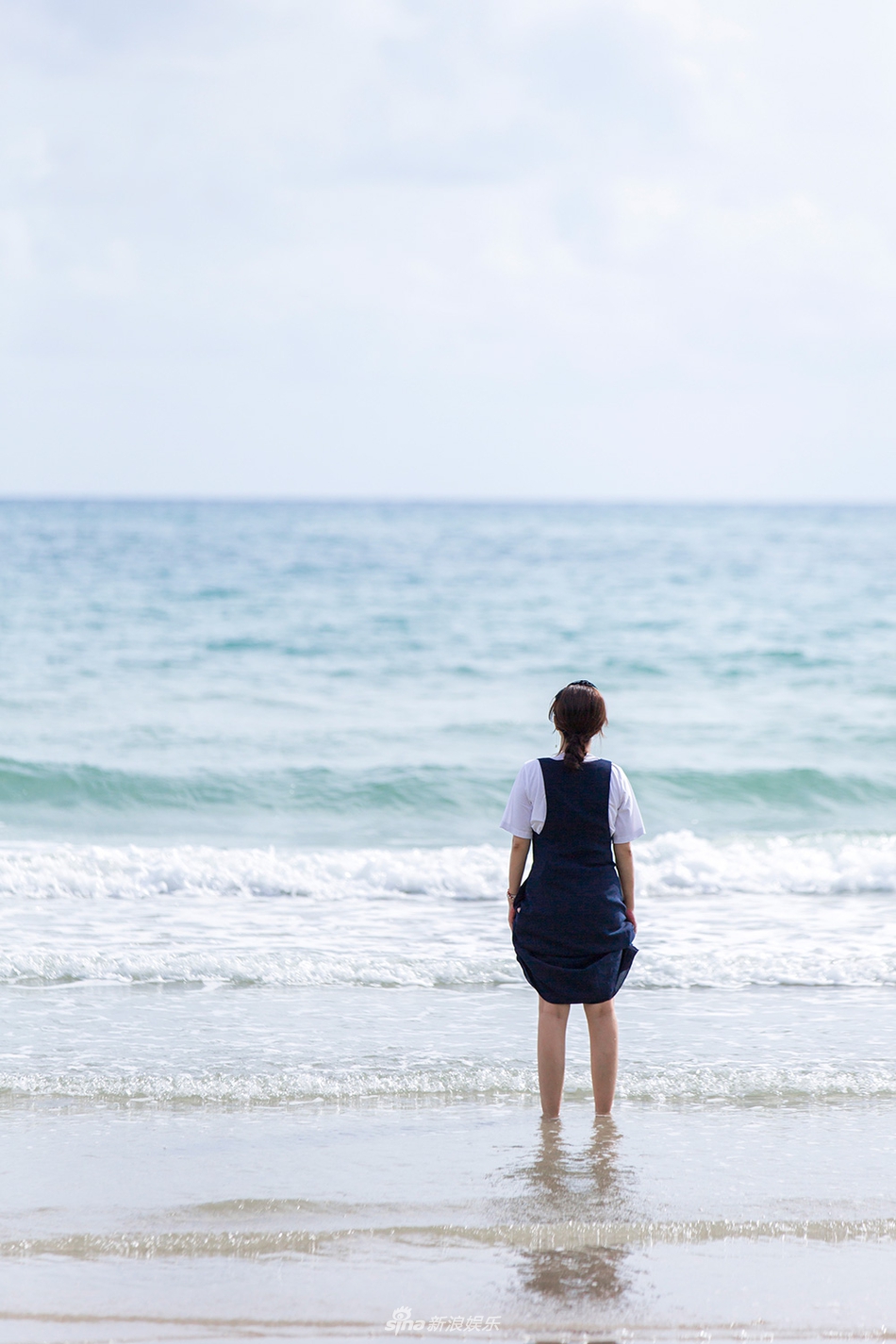 组图赵薇白衣蓝裙海边惬意散步厨艺与衣品齐飞