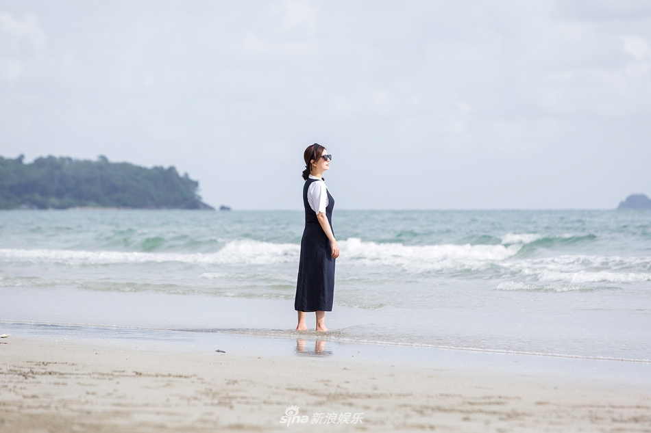 组图赵薇白衣蓝裙海边惬意散步厨艺与衣品齐飞