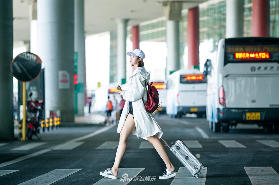 组图:演员牟星现身机场 修长美腿实力吸睛