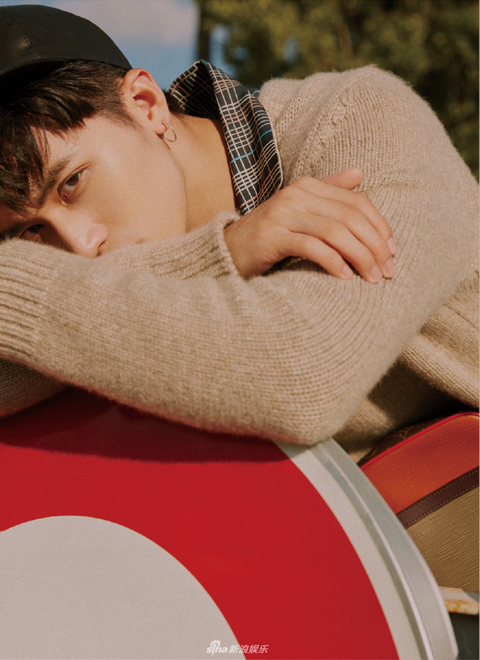 许魏洲游走巴黎街头展潇洒不羁 新作再创佳绩