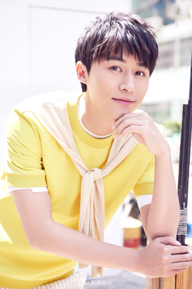 组图:演员付嘉曝夏日写真 "阳光少年"明媚清爽