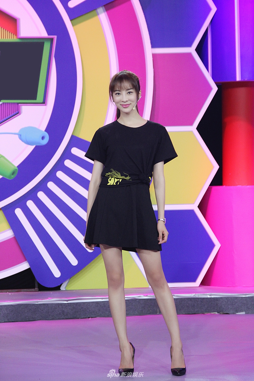 组图:童苡萱短裙马尾造型现身 机灵鬼马引爆笑