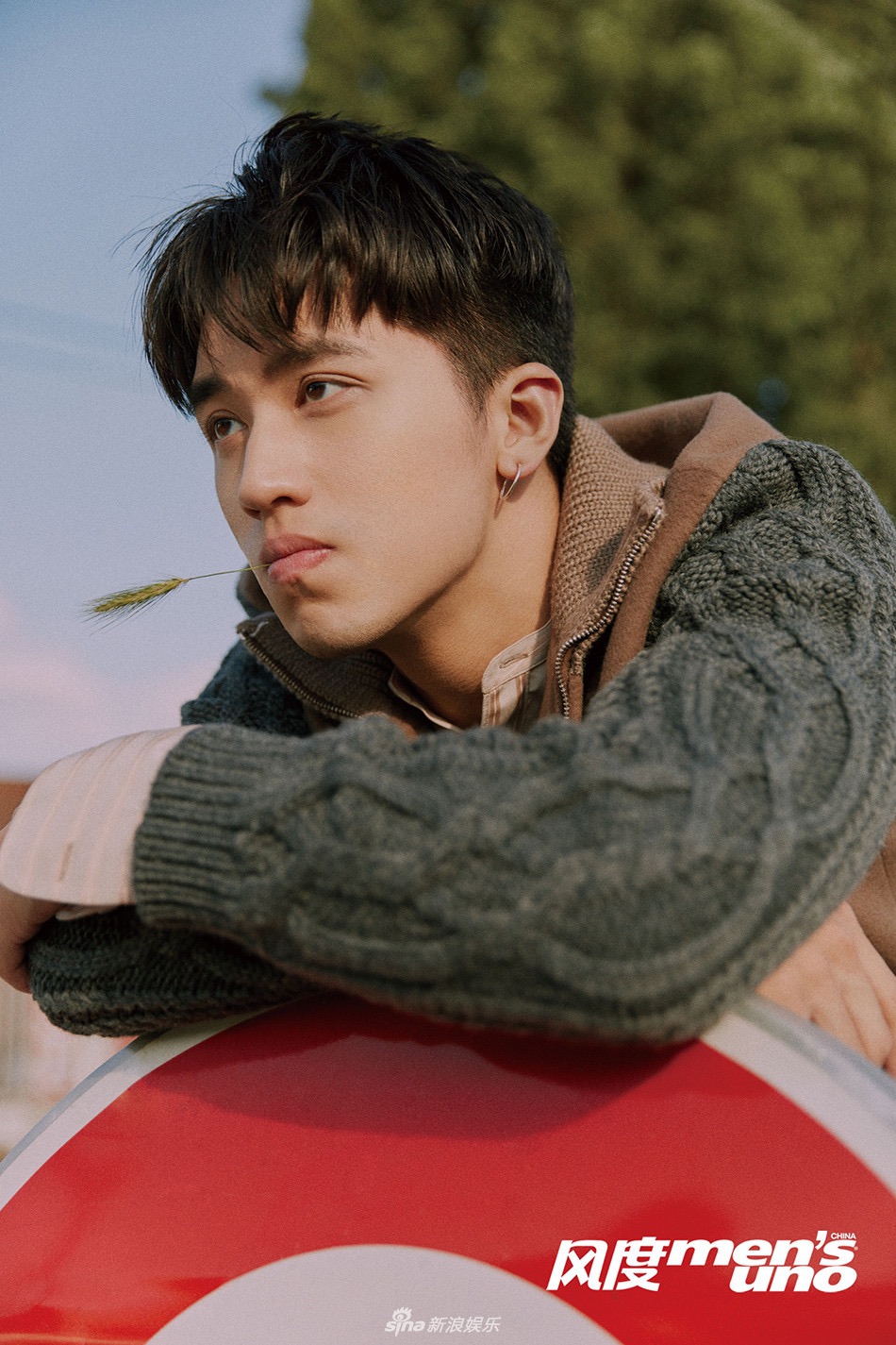 许魏洲游走巴黎街头展潇洒不羁 新作再创佳绩