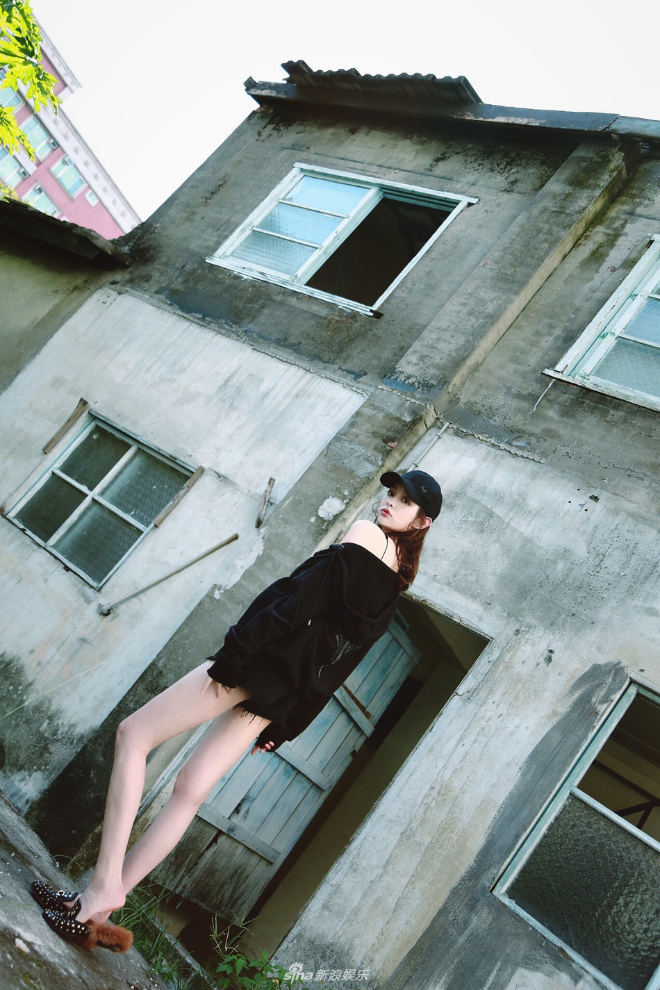 组图:满屏美腿!盖玥希boyfriend风性感穿搭出街