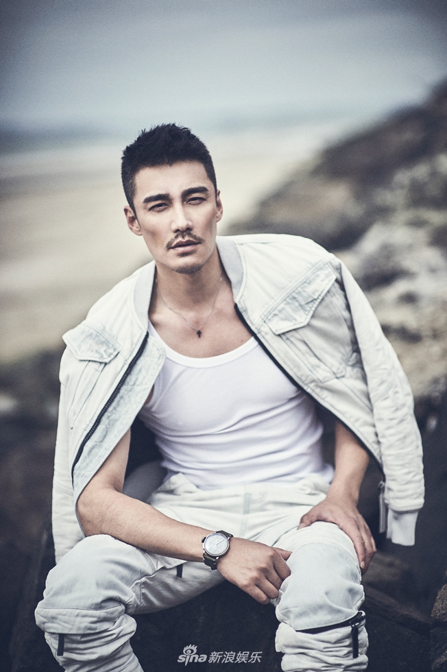 组图:胡兵曝海滩迷人大片 肌肉结实荷尔蒙气息满溢