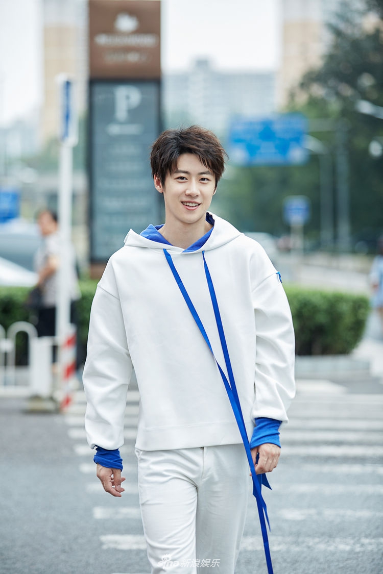 组图:朱嘉琦街拍帅气有型 撞色张扬街头个性风