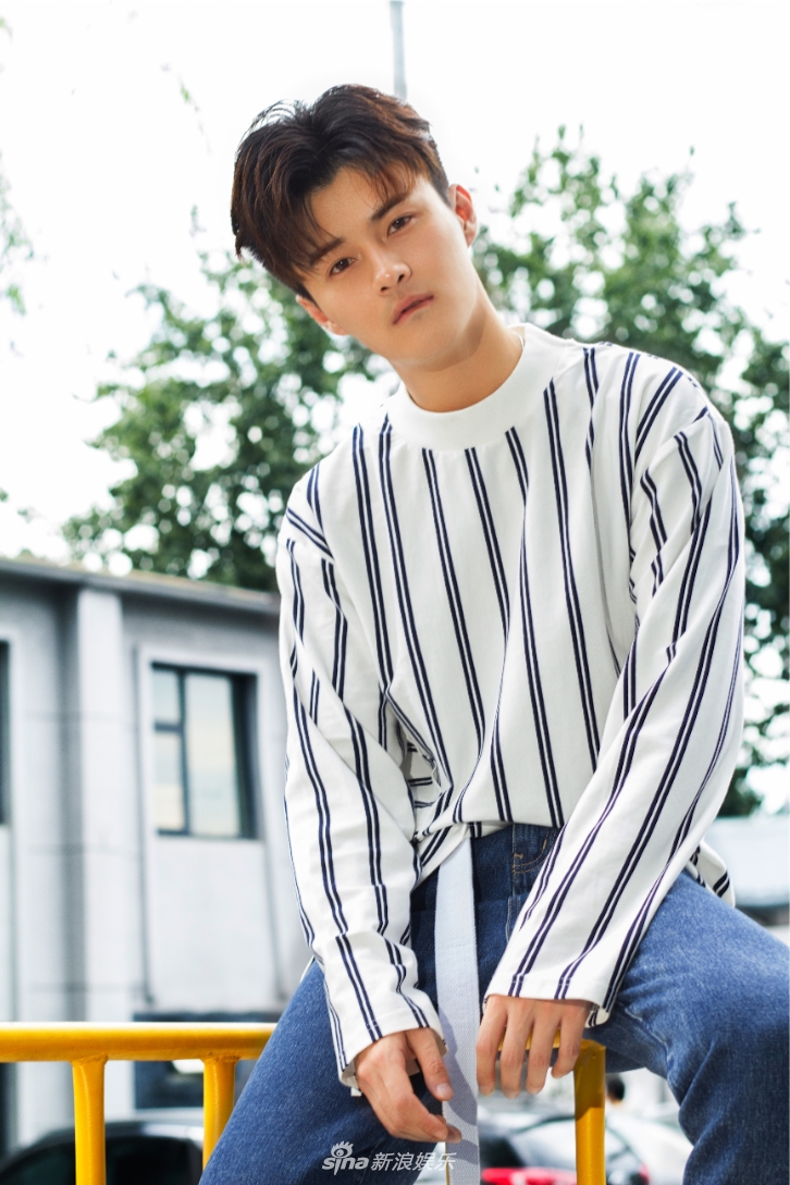 组图:王艺霖生日写真演绎阳光男孩 俊朗帅气