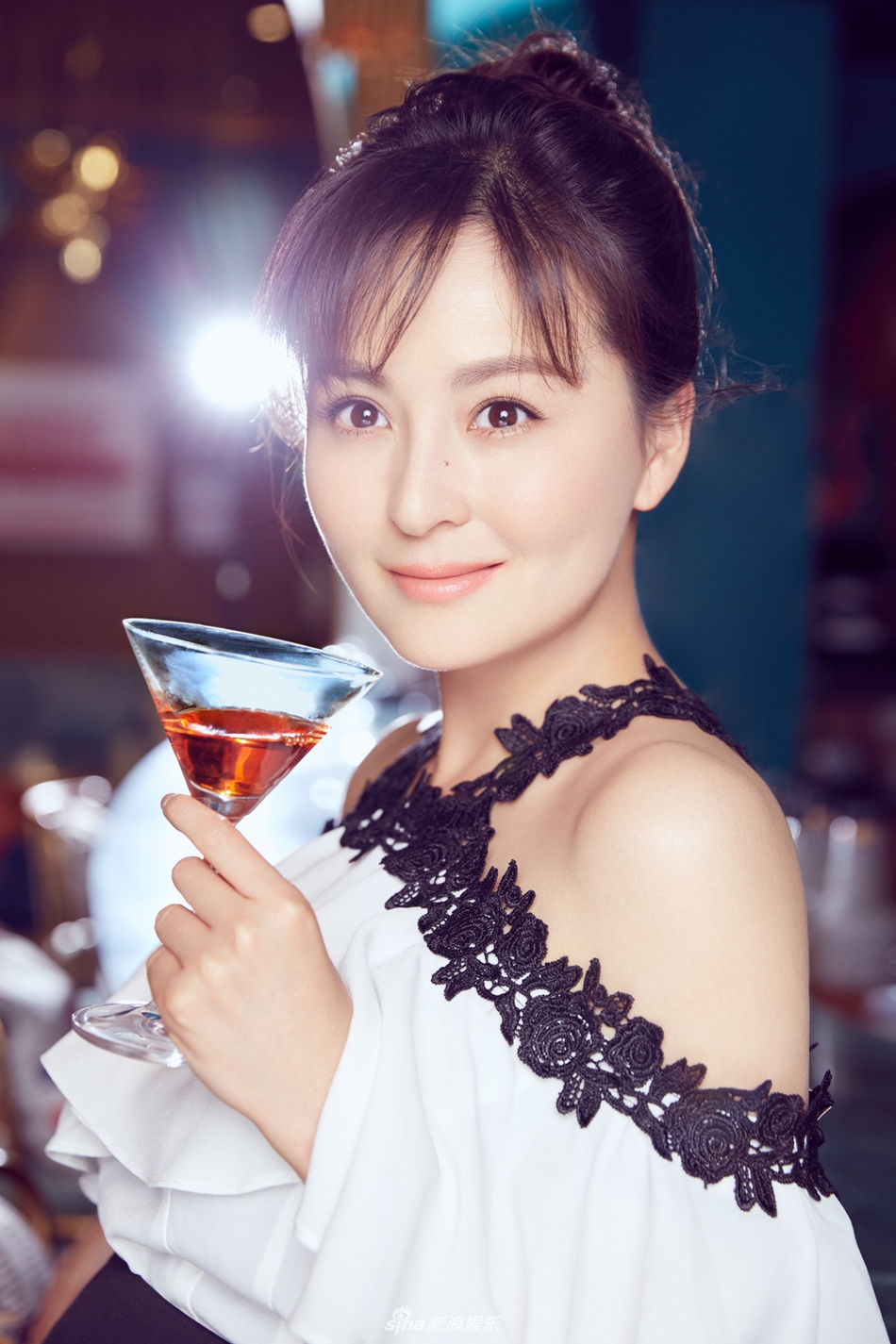 组图:戴娇倩大玩酒吧时尚 演绎举杯换盏倩笑嫣然_高清图集_新浪网