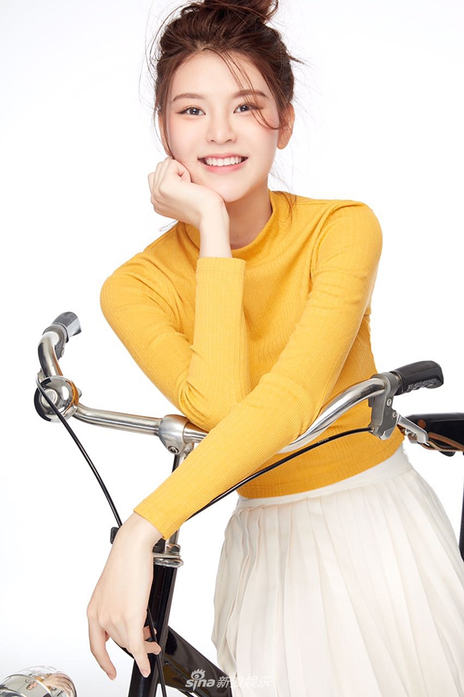 组图:聂彤芯曝夏日写真 治愈系笑容甜美可爱
