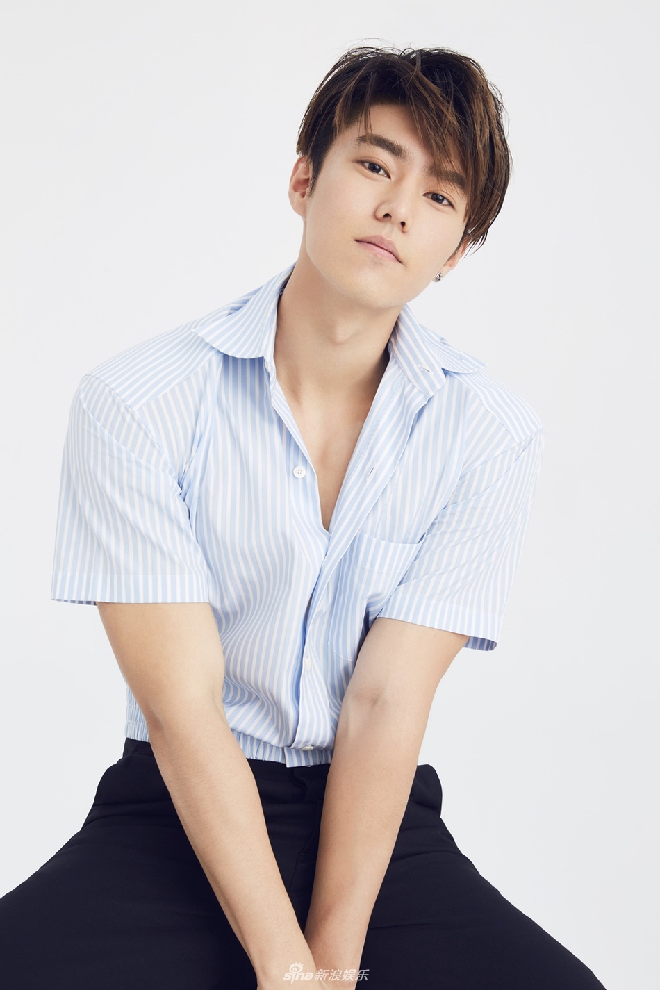 组图:赵东泽阳光帅气 眼神清澈尽显少年气质