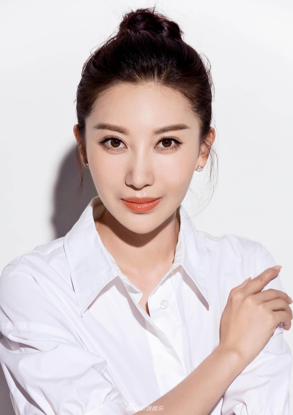 组图:殷旭生日写真曝光 简约清爽氧气感爆棚