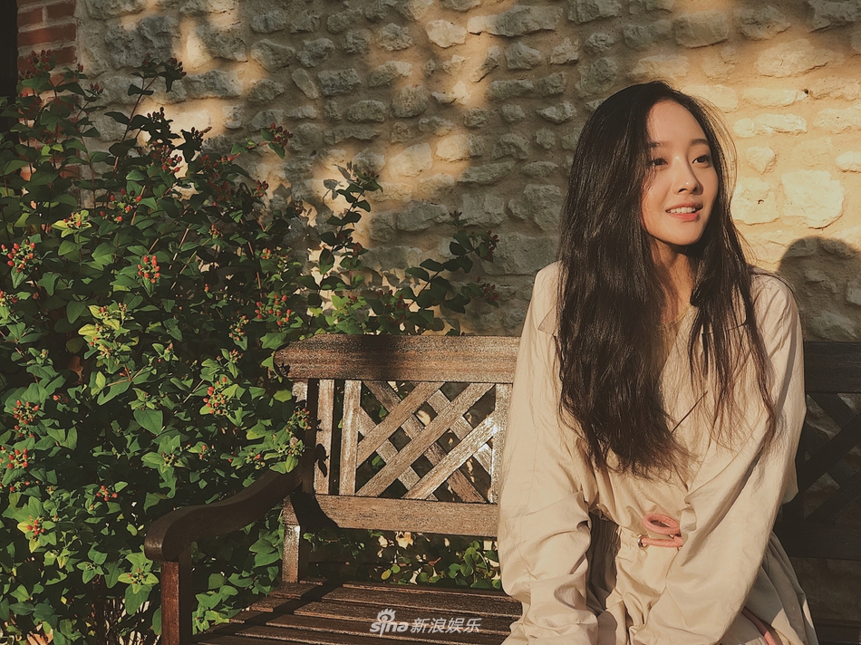 组图郭玮洁麦田写真曝光盐系少女凸显清新魅力