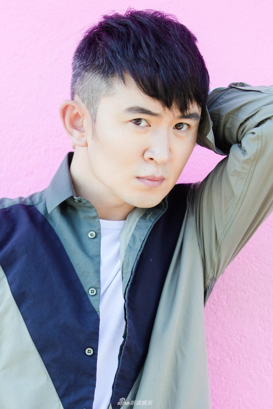 新浪娱乐讯 郭家铭今日曝光了一组夏日时尚写真.