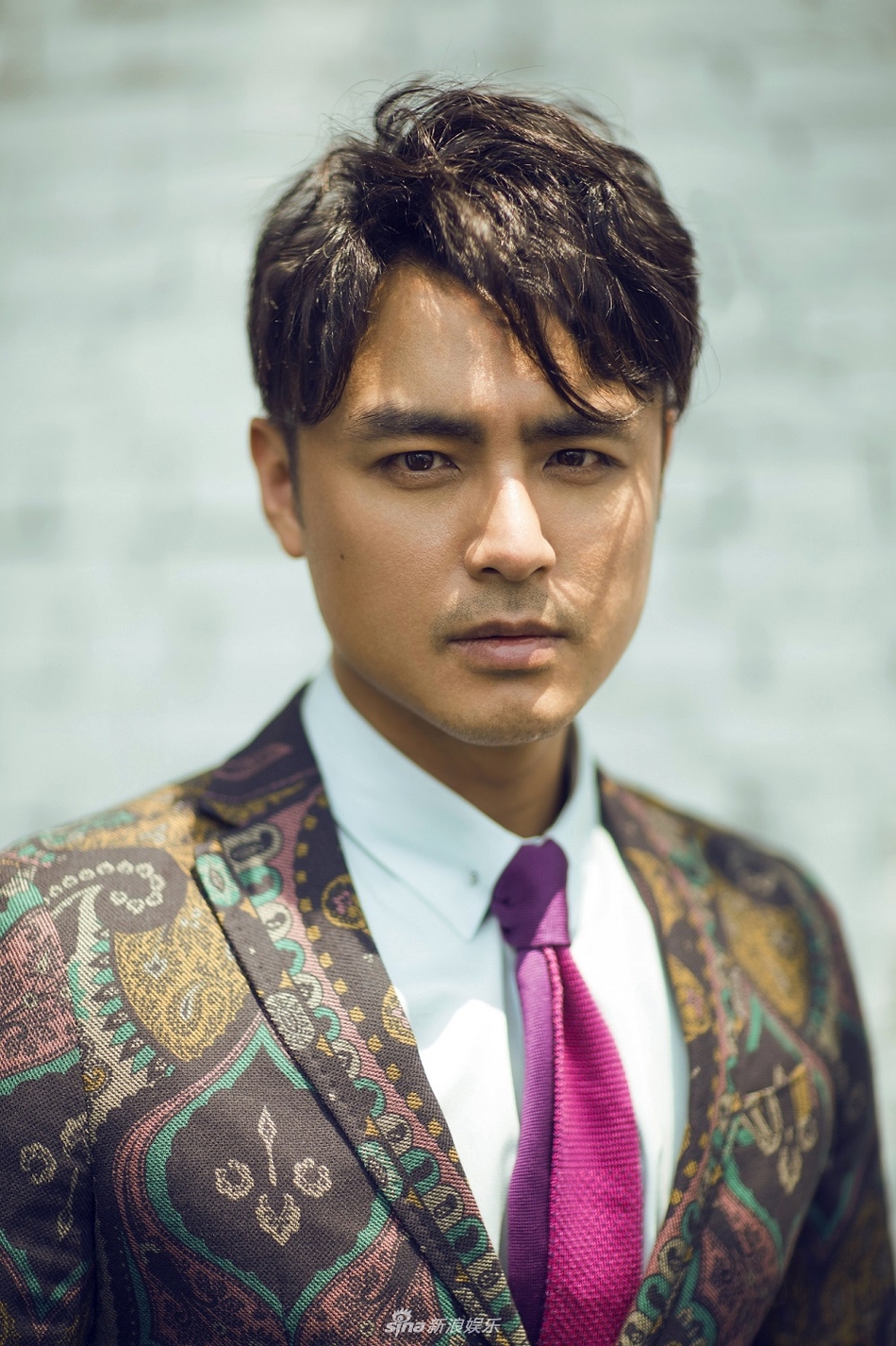 明道诠释了秋冬款的印花西装和高领毛衣,复古印花剪裁与正装结合硬朗