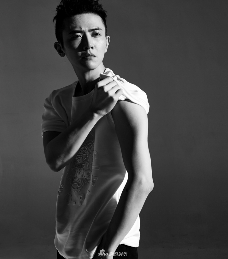 "信王"刘端端展现绅士品格 熟男魅力十足