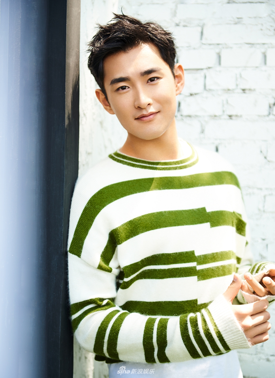 组图:王彦霖曝早秋写真 阳光清新展高暖微笑