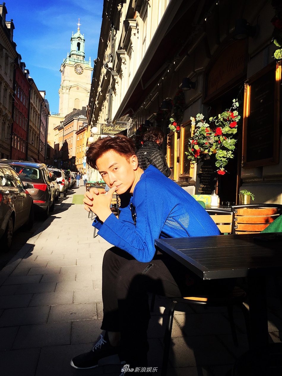 照片中,郑元畅梳着帅气清爽的中分发型,身穿军绿色飞行员夹克.