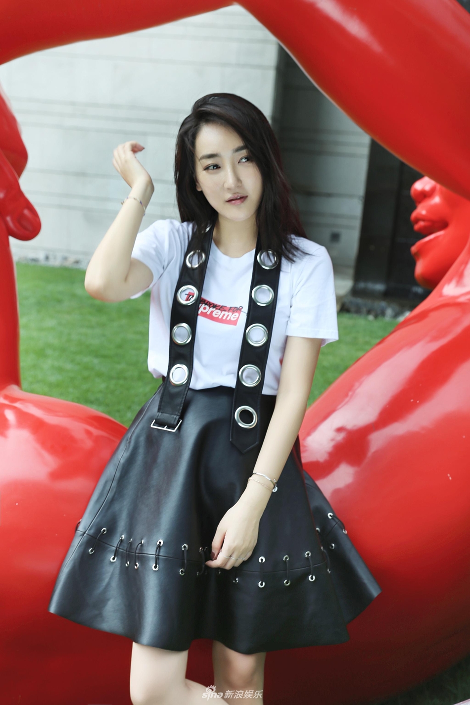 组图:高姝瑶生日出街 leather skirt演绎时尚嘉人