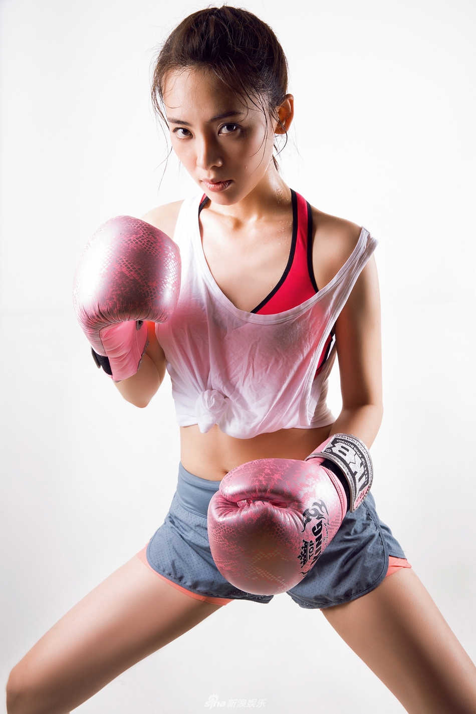 组图:陈维涵曝拳击写真 大秀马甲线性感撩人