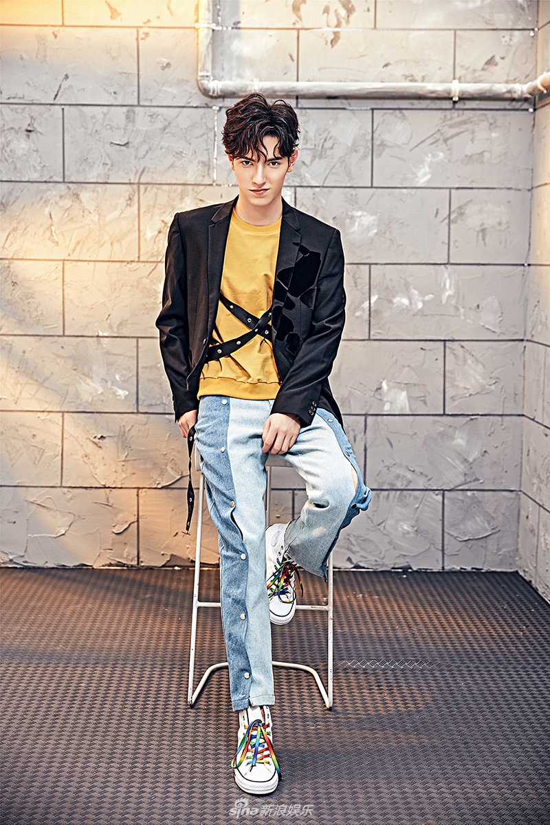 组图:聚来提写真眼神撩人 慵懒恣意魅力十足