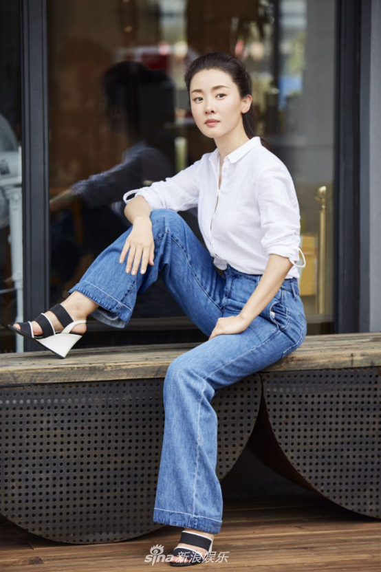 组图:贾雨萌经典造型优雅知性 演绎秋日职场示范