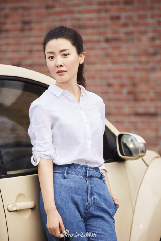 新浪娱乐讯 近日,贾雨萌拍摄了一组秋日大片.