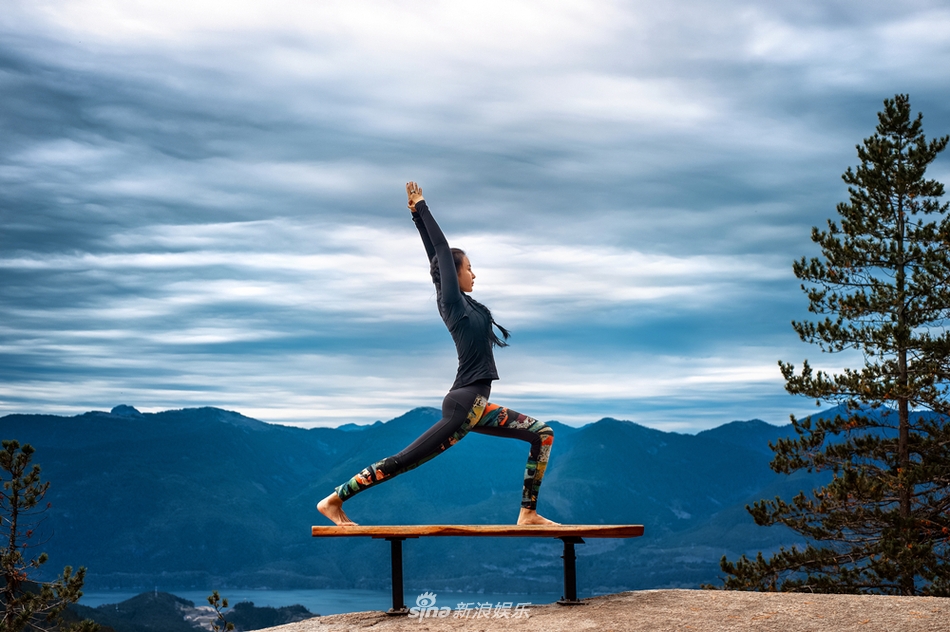 组图:柔韧界翘楚!母其弥雅户外瑜伽展现好身姿