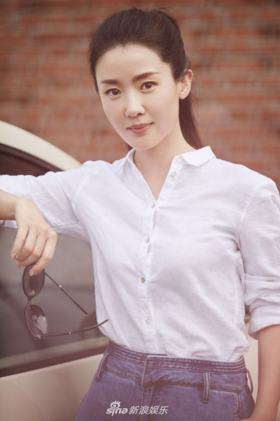 新浪娱乐讯 近日,贾雨萌拍摄了一组秋日大片.