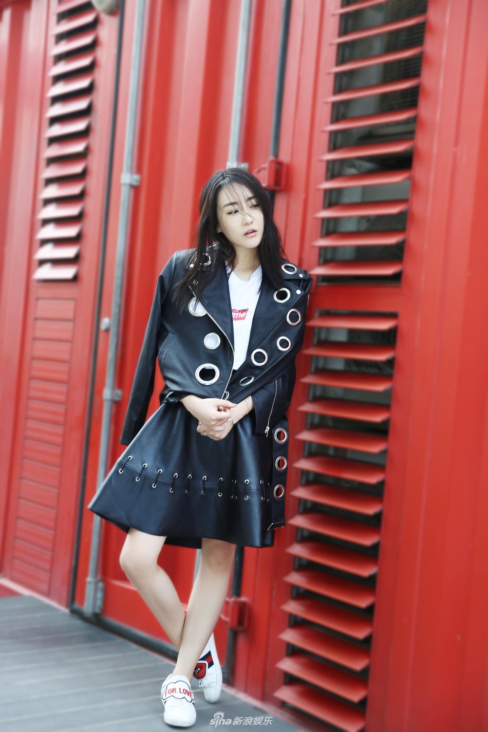 组图:高姝瑶生日出街 leather skirt演绎时尚嘉人