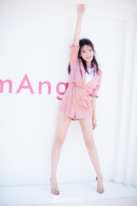 组图:张璇演绎早秋look 气质优雅灵动俏皮秀美腿