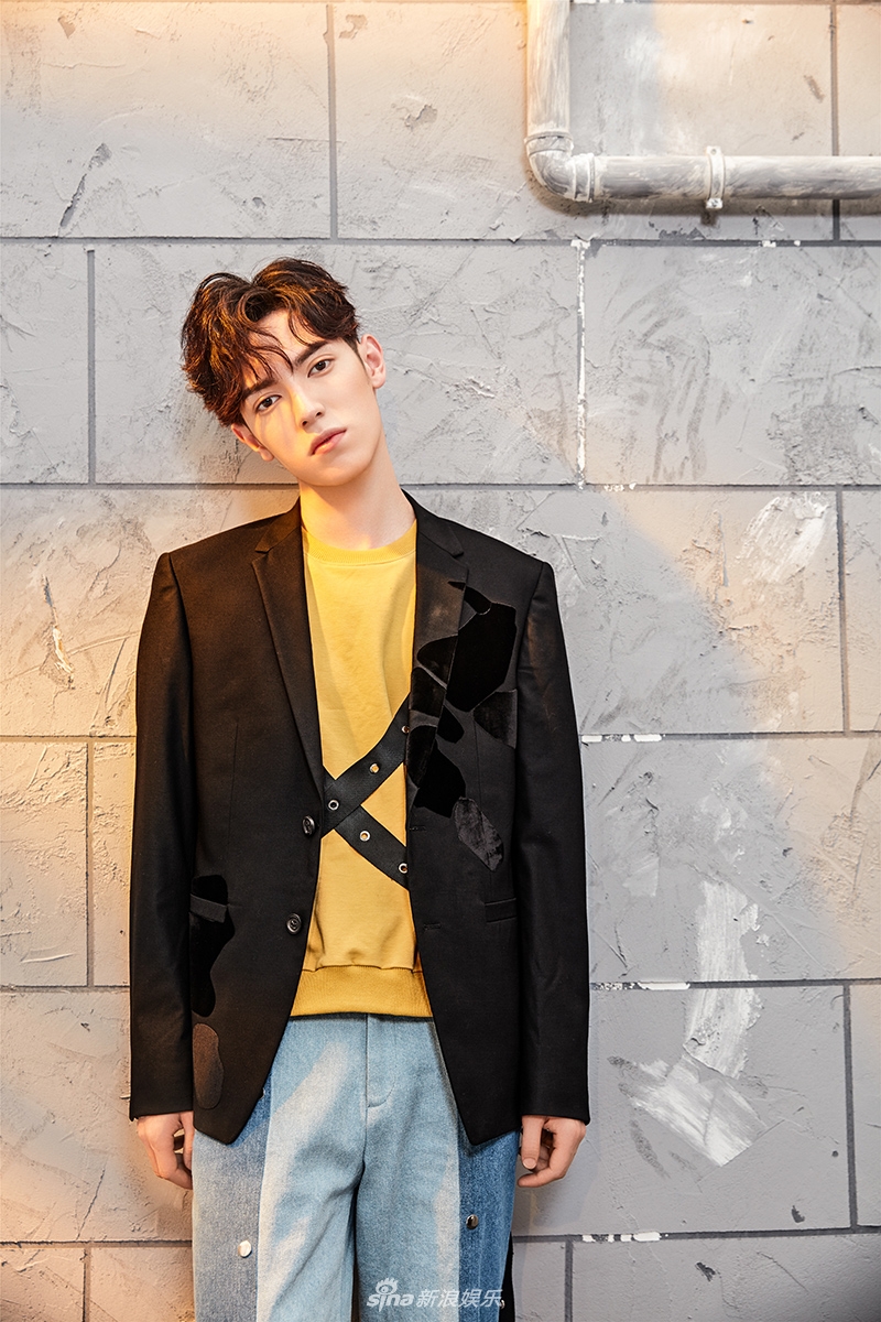 组图:聚来提写真眼神撩人 慵懒恣意魅力十足