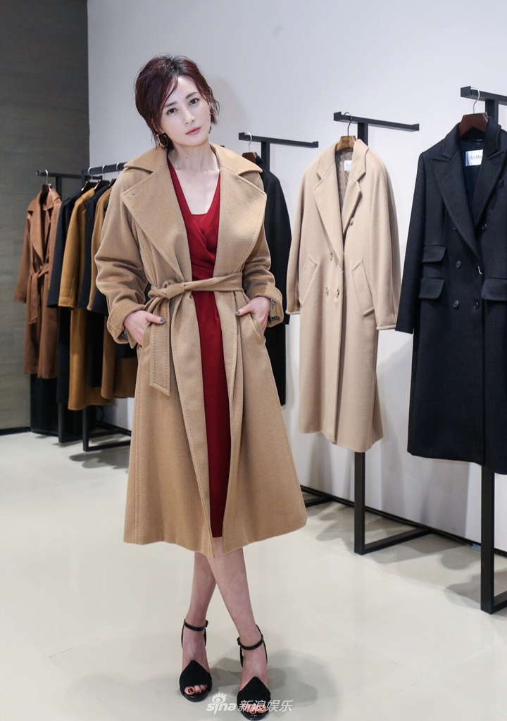 组图:蒋勤勤亮相大气优雅 冻龄女神展不老颜值