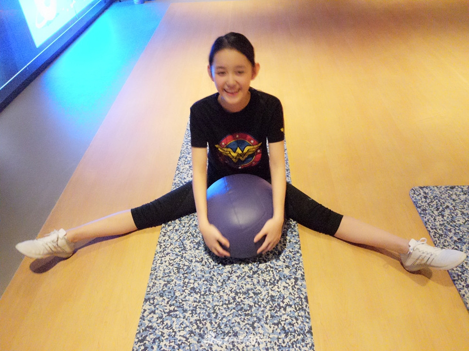 组图一字马壁咚新技能蒋依依晒花式健身照