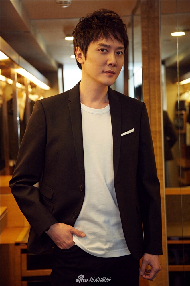 冯绍峰写真演绎经典 黑白两色显极简优雅