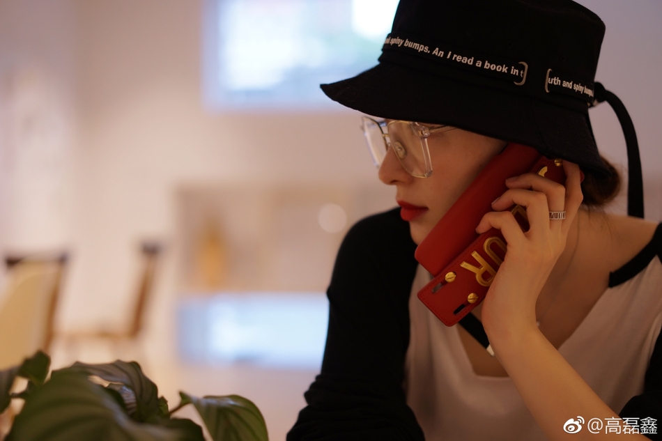 照片中,高鑫磊身穿热裤秀美腿,到处逛吃,十分吸睛.