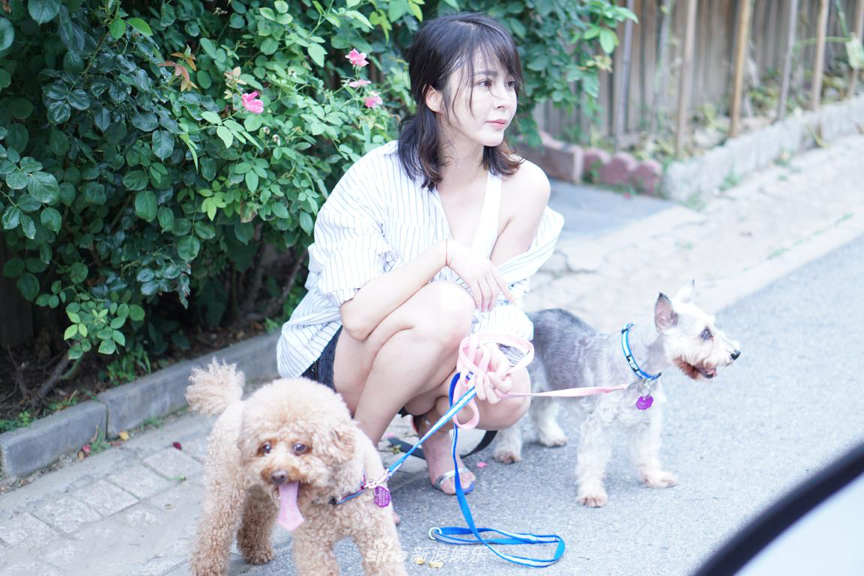 组图:杨若兮公益写真遇乌龙 "被二胎"很无奈