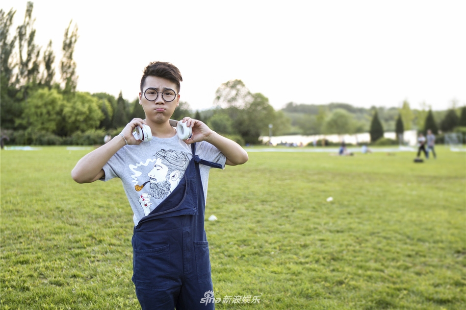 胡腾曝田野写真 少年感满满俏皮可爱