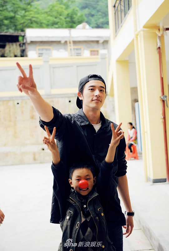 组图:徐开骋变"最帅乡村男教师" 为孩子爱心支教_高清图集_新浪网