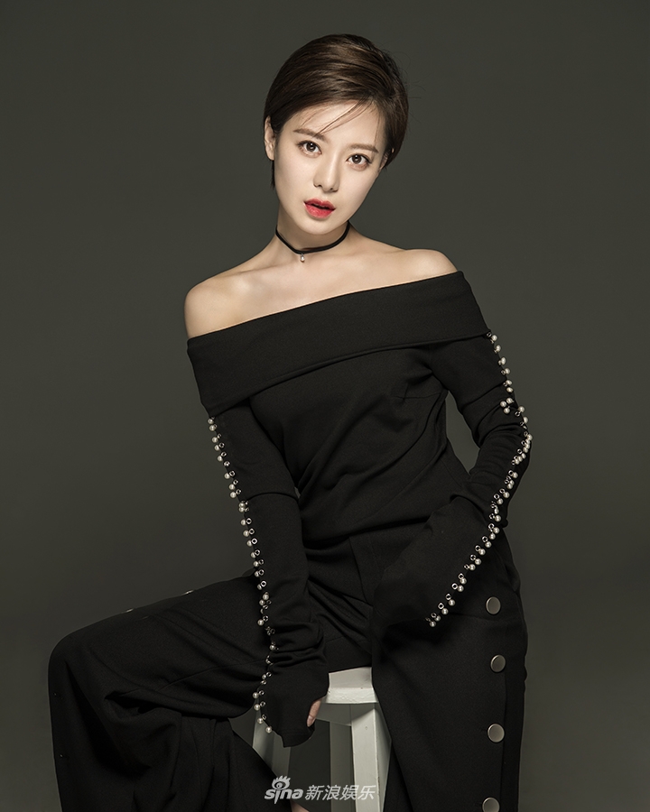 组图:楚夫人登场长腿吸睛 王汀黑衣写真显霸美俏丽