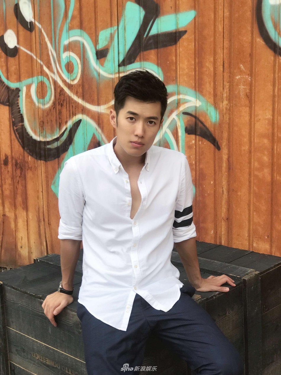 23 09:29:46 1 / 4 新浪娱乐讯 近日,青年演员周帅曝光了一组街头风