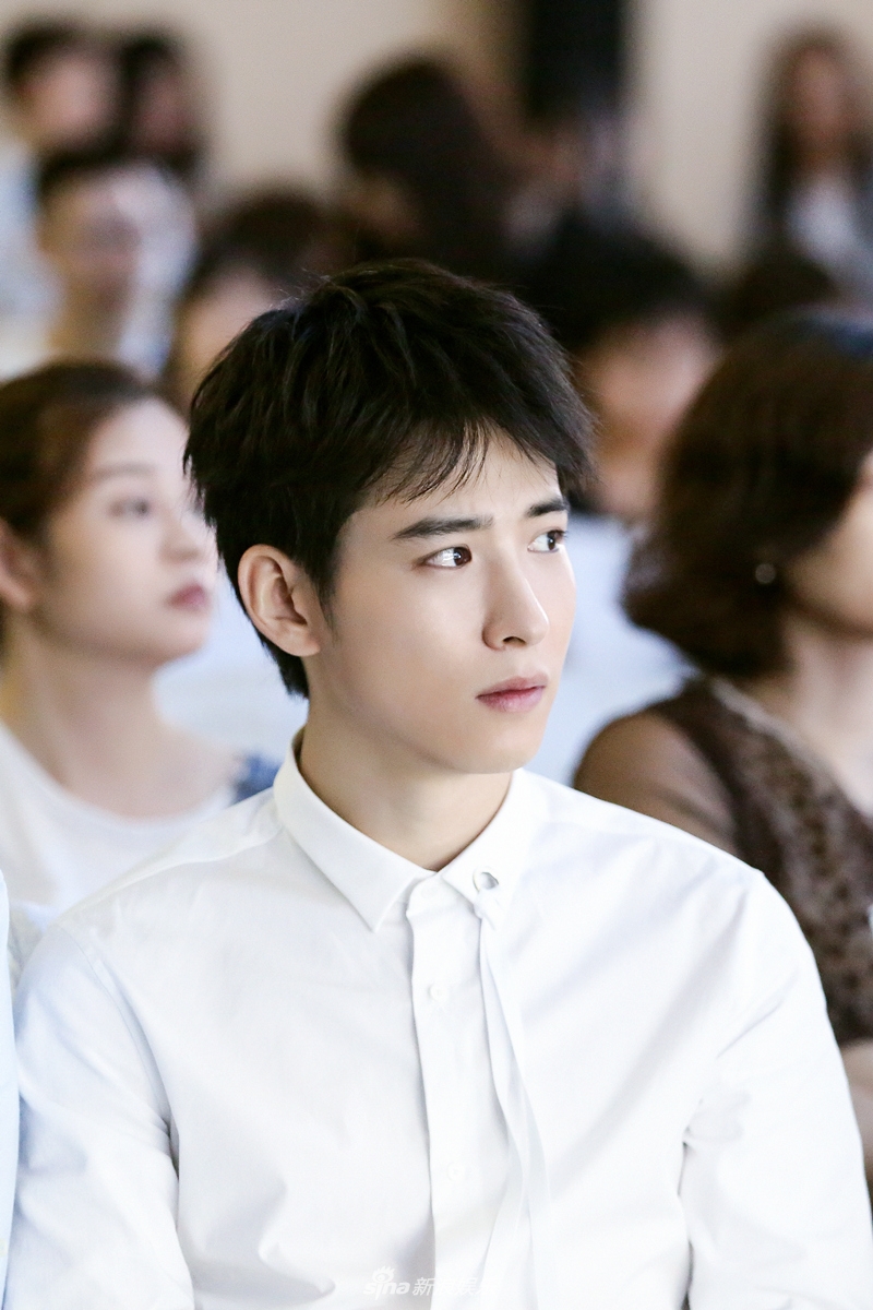 组图:吴昊泽运动风亮相 即兴freestyle嗨翻全场