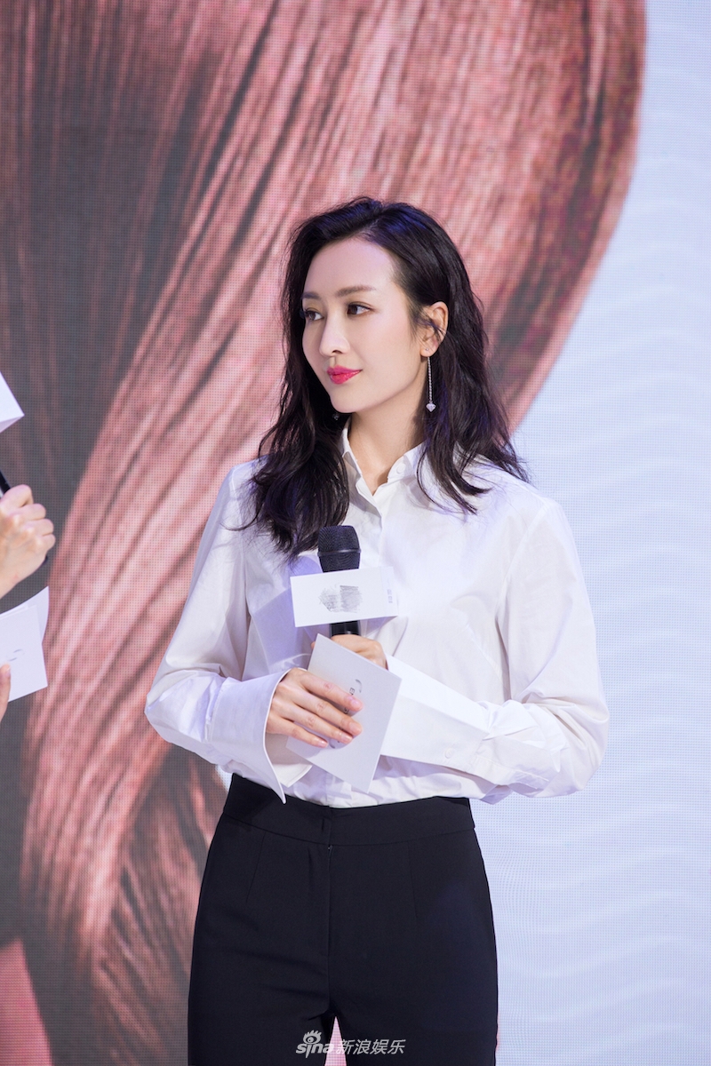 活动现场,王鸥神采奕奕气场十足.