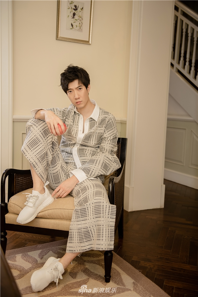 常远居家写真显暖男魅力 时尚表现力备受期待