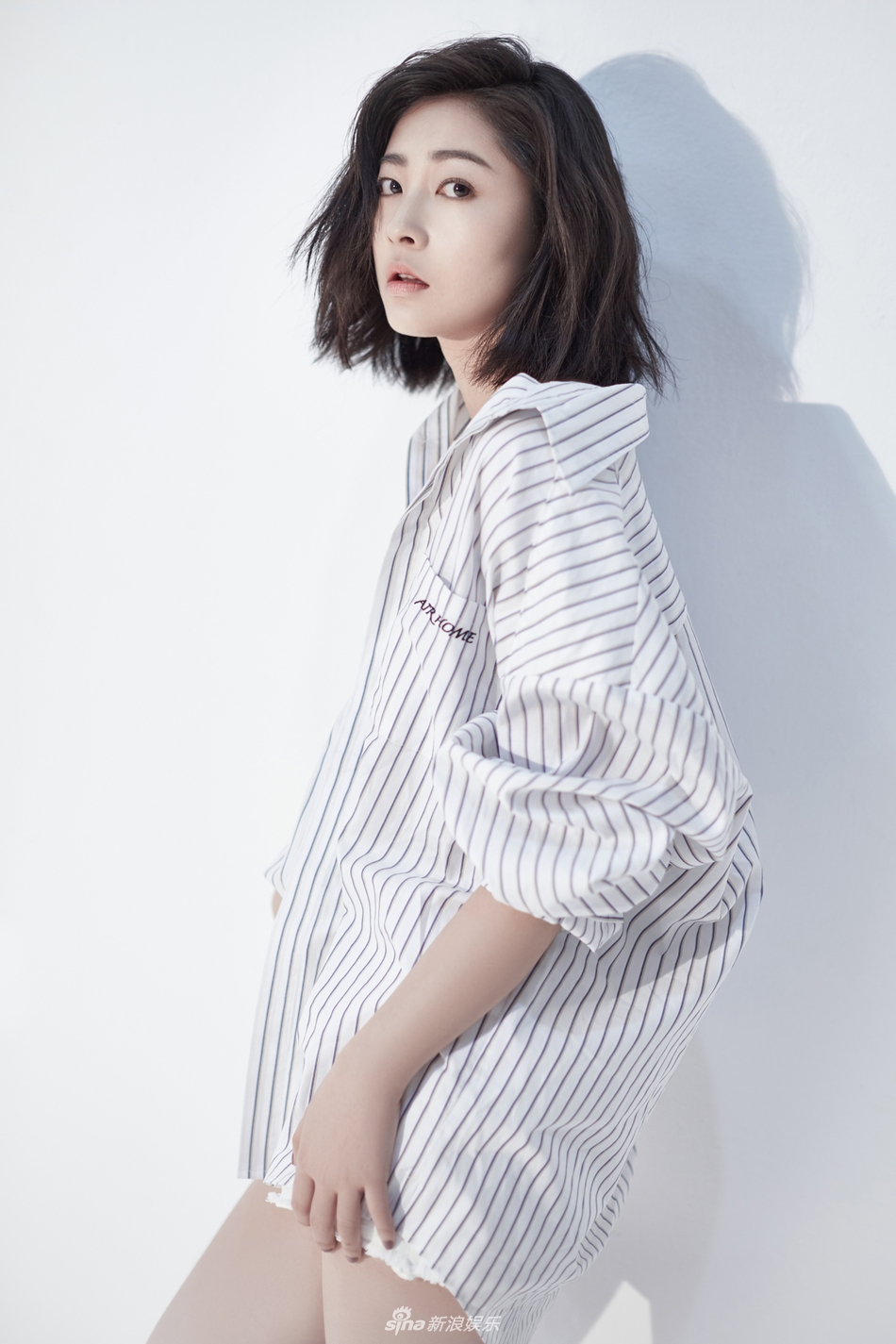 组图:钱冬旎曝忧郁大片 深邃眼神尽显清冷气质