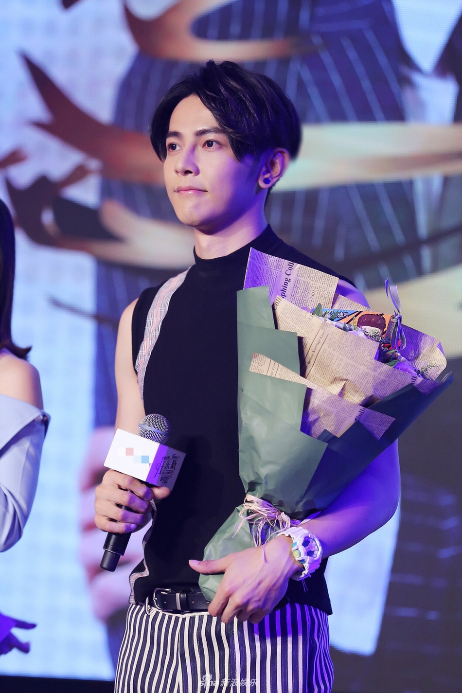 组图:汪东城生日趴实力宠粉 发糖喂食甜炸少女心