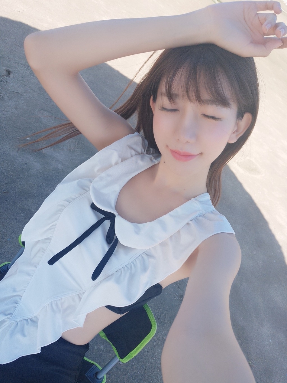 组图:"小志玲"陈潇工作满档 清纯可人约拍不断