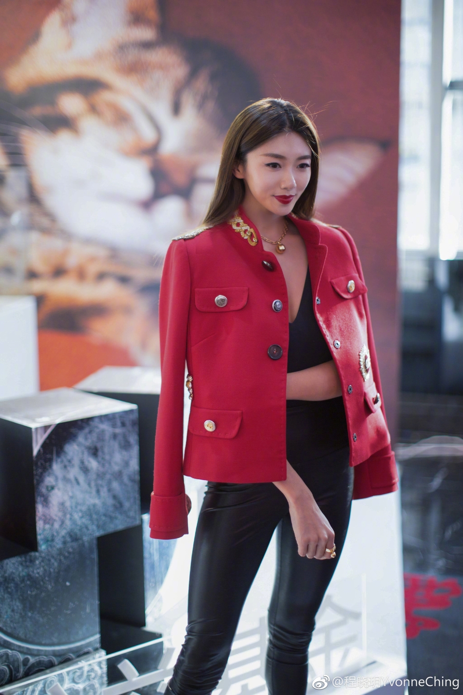 郑恺女友成娇小穿衣模范 深v大秀玲珑身材