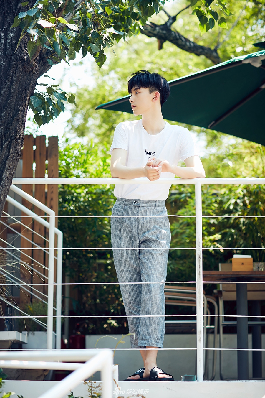 组图:郭俊辰引领初秋chic look 白衣少年清新养眼