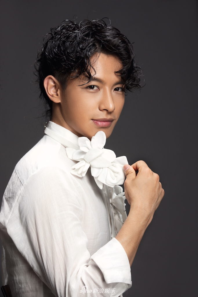 组图次旺罗布撞色写真曝光青春洋溢帅气有型